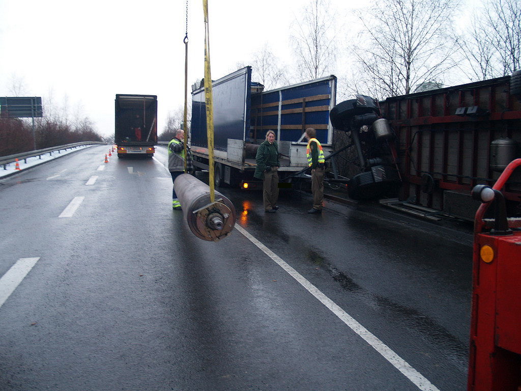 LKW Anhaenger umgekippt Koeln Niehl Geestemuenderstr Industriestr P63.JPG